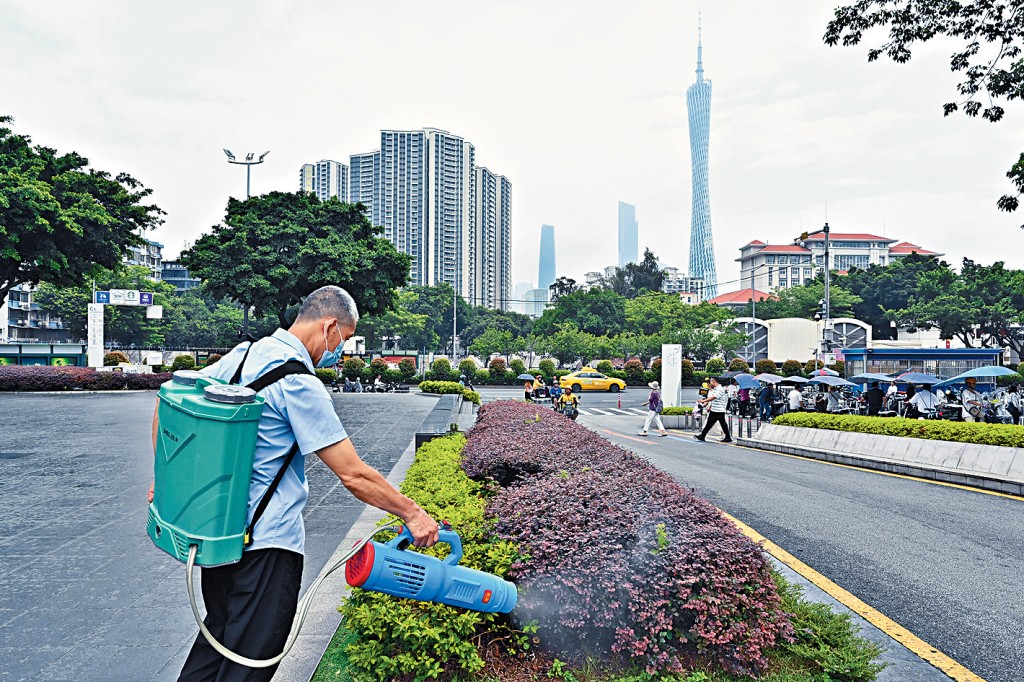 廣州市海珠區的工作人員在綠化帶進行滅蚊工作。