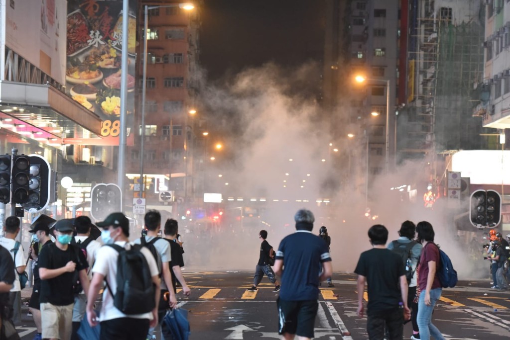 警方發射催淚彈