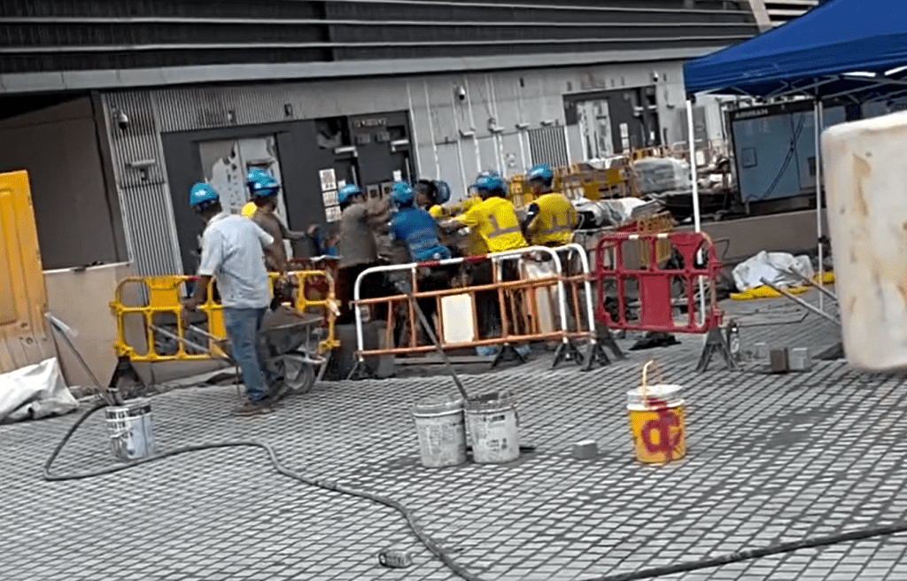 地盤大混戰，兩幫人馬大打出手。fb：香港人