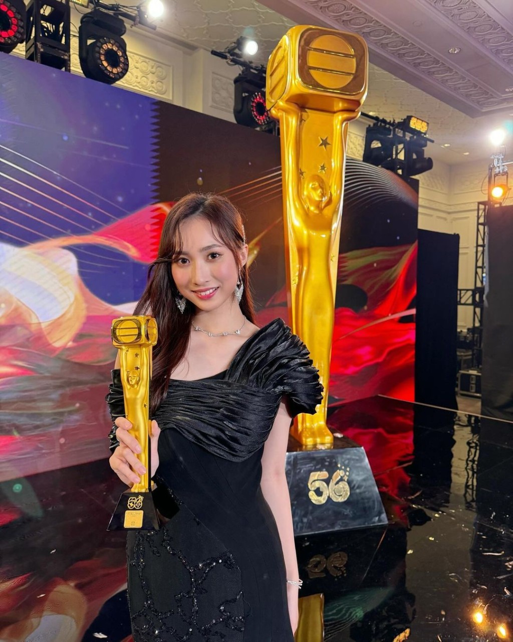 Yumi開心獲得萬千星輝頒獎典禮「最具潛質新人獎」。 