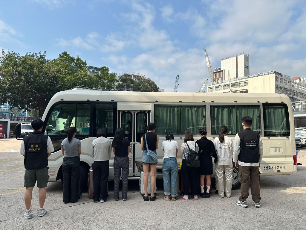 警方在元朗打擊非法賣淫活動行動，共拘捕37名內地女子。警方提供