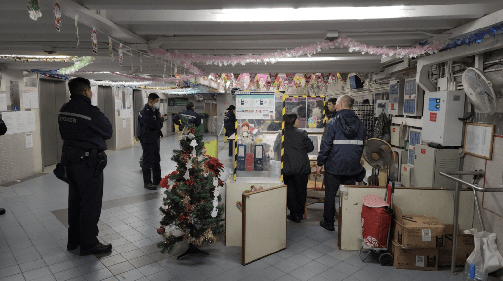 警員在大堂調查。黎志偉攝