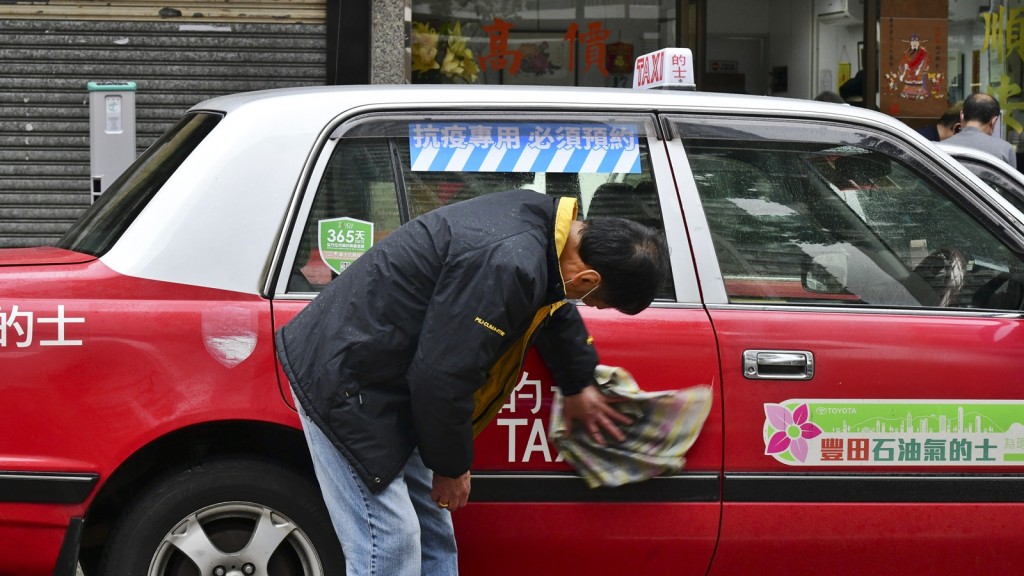 政府早前推出抗疫專屬巴士及的士服務,接載新冠患者往來指定診所或社區隔離設施。資料圖片
