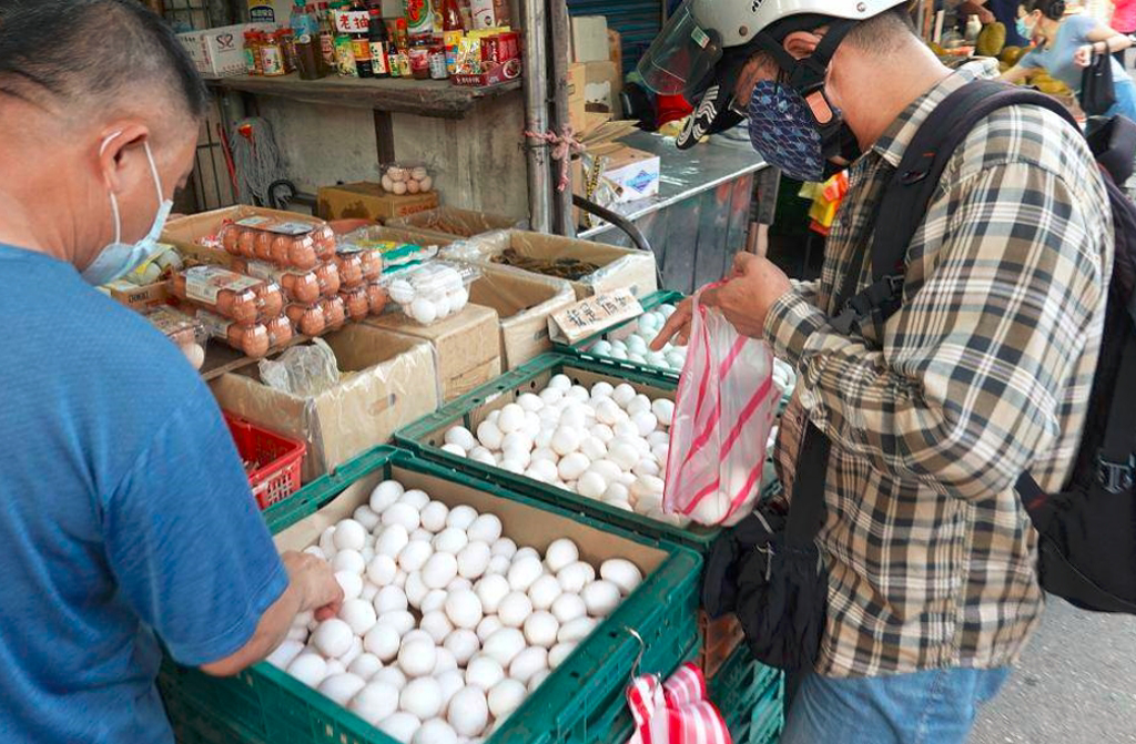 近年持续鸡蛋荒已开始影响食肆及民生。中时