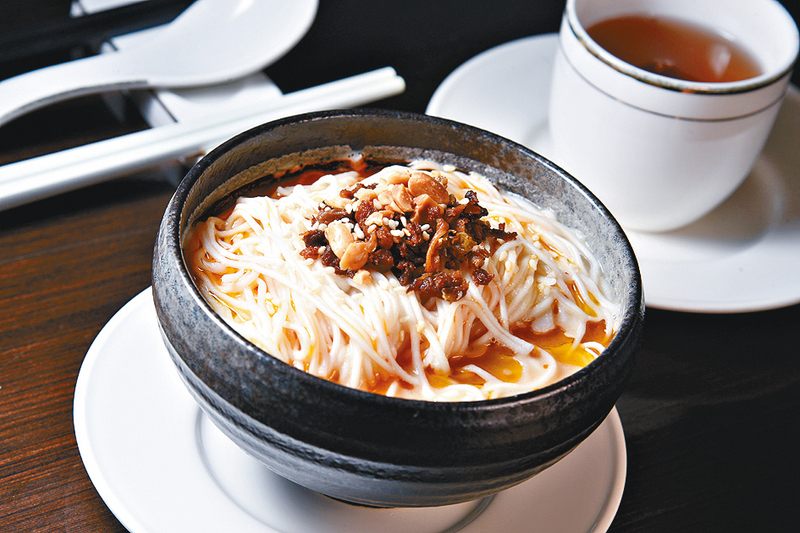 川式擔擔淮山麵軟硬適中的淮山麵爽口彈牙,佐以川式擔擔醬品嘗。