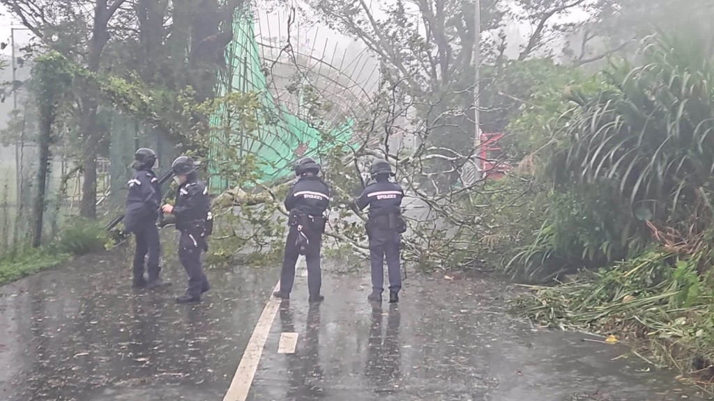強颱風紅霞吹襲香港,導致多宗塌樹、水浸及棚架倒塌。香港警方FB圖片 強颱風紅霞吹襲香港,導致多宗塌樹、水浸及棚架倒塌。香港警方FB圖片