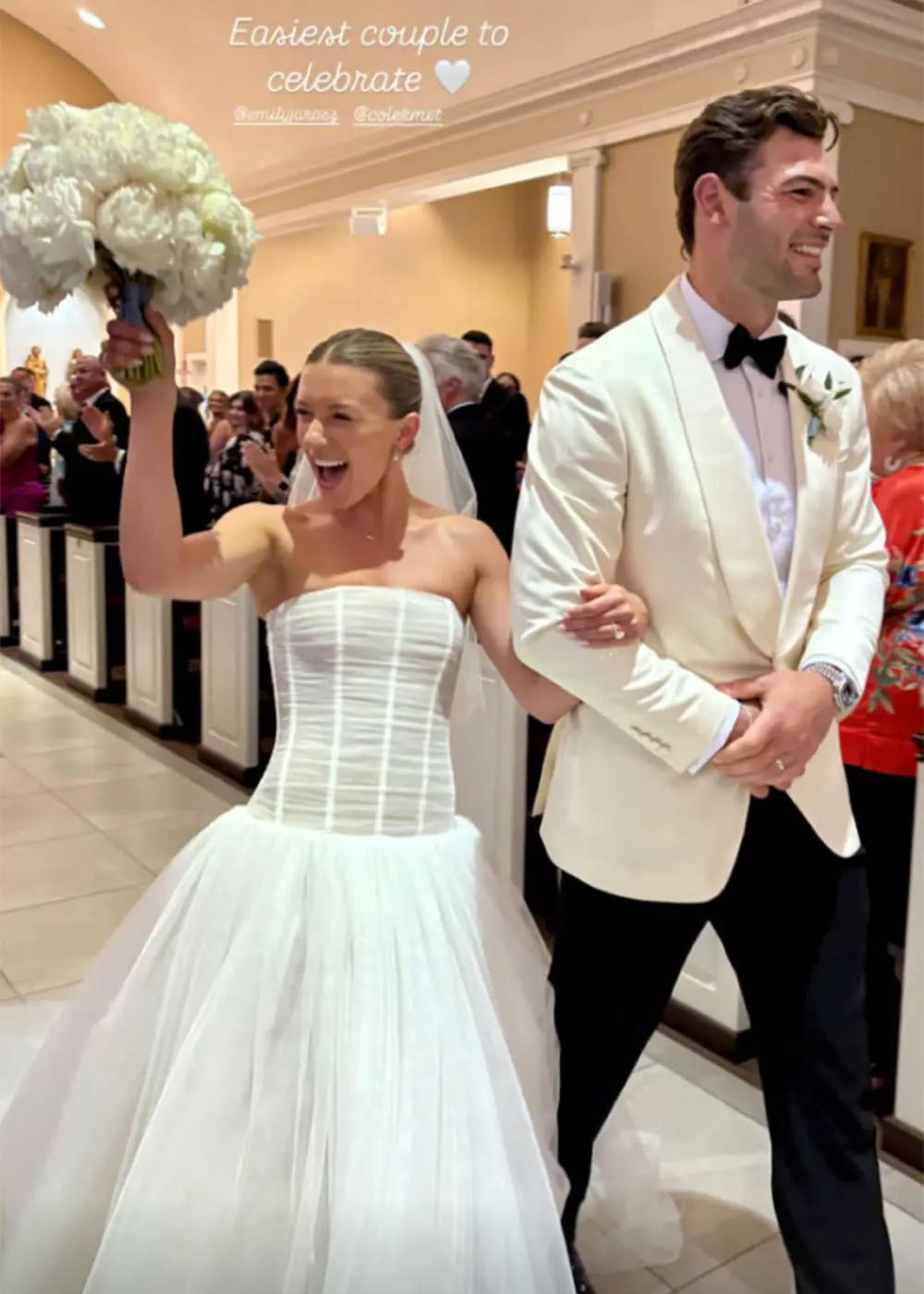 Taylor與Travis因為賀表親結婚,被迫缺席美式足球明星Cole Kmet(右)與拍拖多年女友Emily Jarosz(左)的婚禮。 Taylor與Travis因為賀表親結婚,被迫缺席美式足球明星Cole Kmet(右)與拍拖多年女友Emily Jarosz(左)的婚禮。