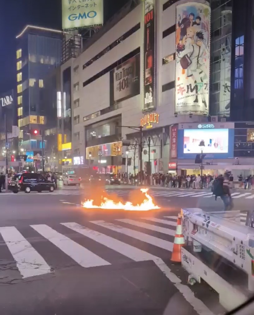 涩谷十字路口男子泼液点火后逃逸。    X@Physical_milkaq