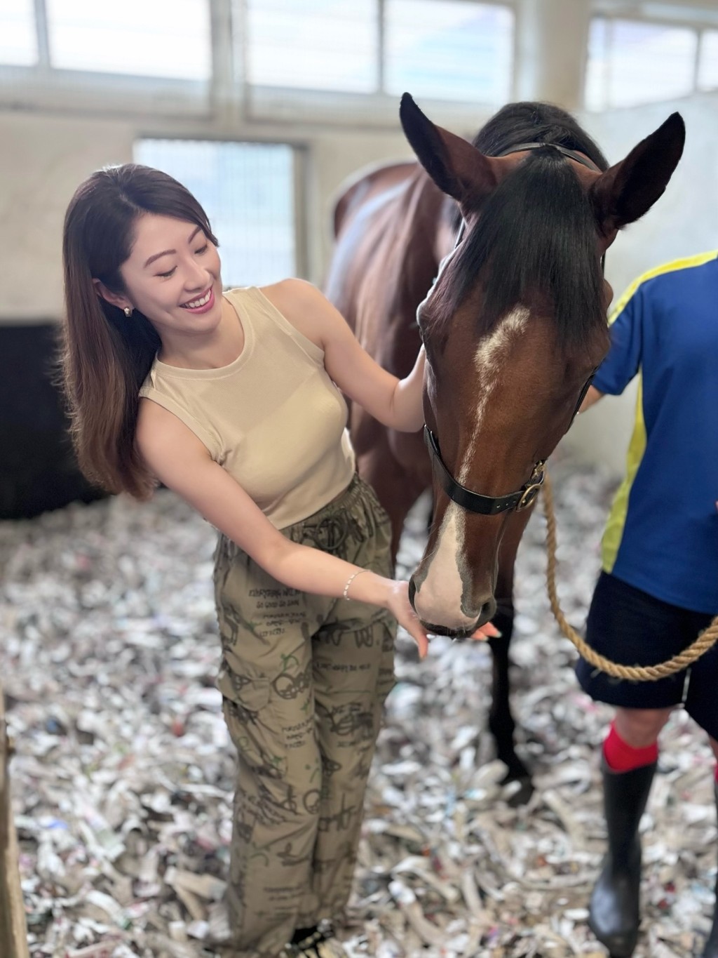 謝芷倫餵馬。 謝芷倫餵馬。