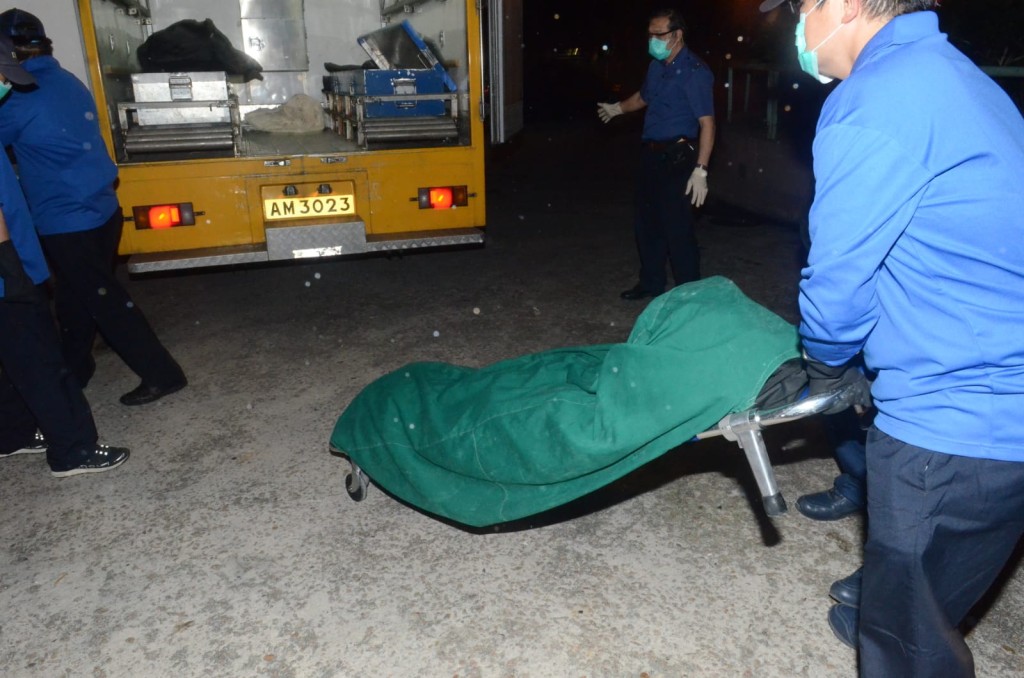 仵工移走死者遺體。