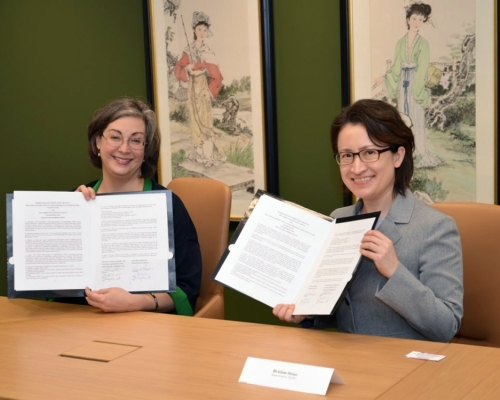 美國在台協會執行理事藍鶯（左）與蕭美琴簽署備忘錄。台灣駐美代表處圖片