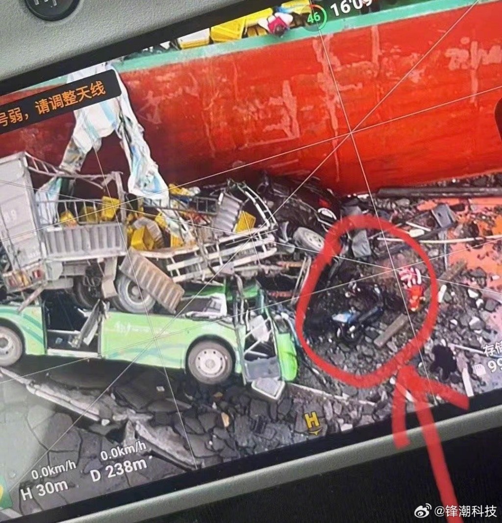 网传照片可见，被打捞出水车辆损毁严重，如同废铁。网图