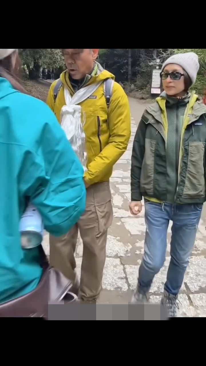 劉青雲行山時表情嚴肅,與全程笑臉的郭藹明形成強烈對比,夫妻互動十分有趣。 劉青雲行山時表情嚴肅,與全程笑臉的郭藹明形成強烈對比,夫妻互動十分有趣。