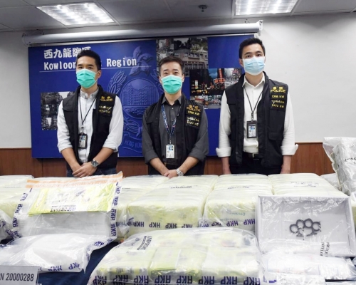 鍾雅倫(中)指，行動中檢獲市值近1.6億元的懷疑冰毒。