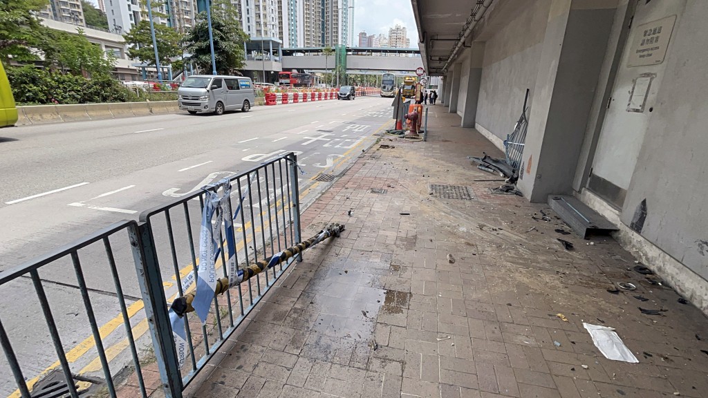 行人路圍欄損毀。