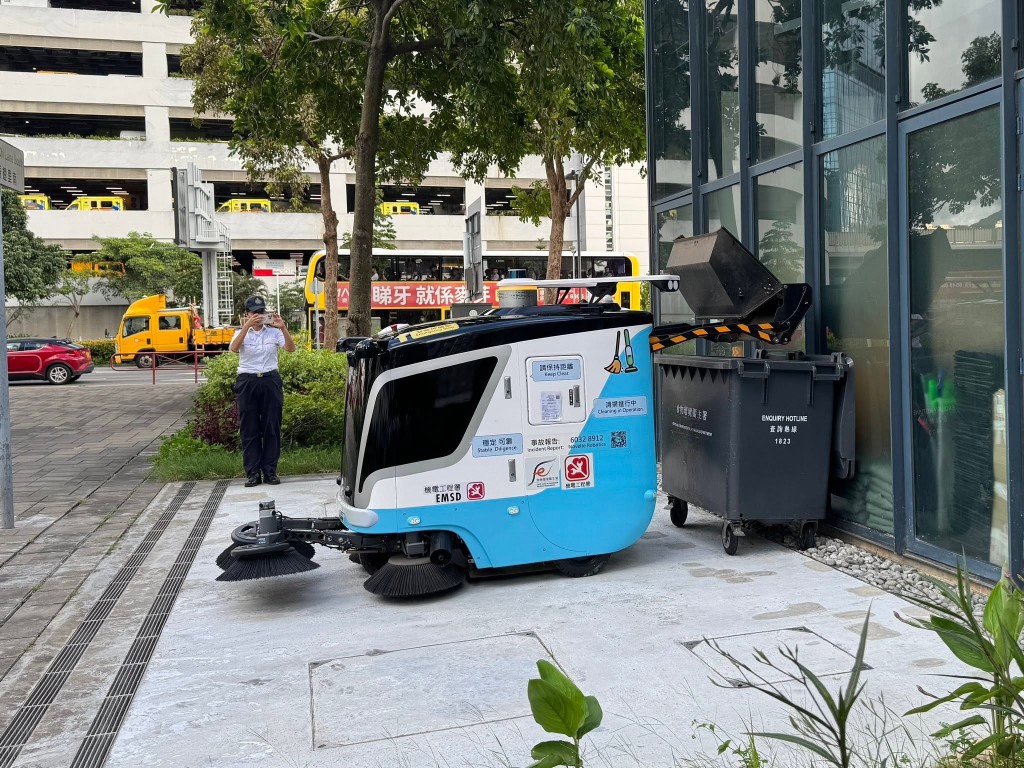 署方引入的自動清掃機械人可自動化執行戶外清掃工作及投放垃圾於垃圾桶中。 署方引入的自動清掃機械人可自動化執行戶外清掃工作及投放垃圾於垃圾桶中。