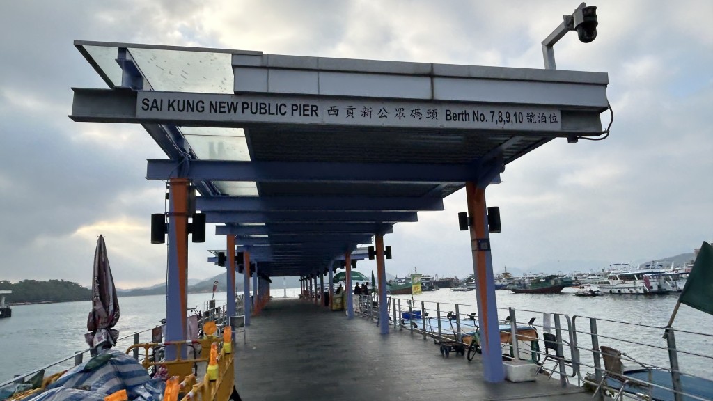 西貢新公眾碼頭對開發現浮屍，當場證實不治。蔡楚輝攝