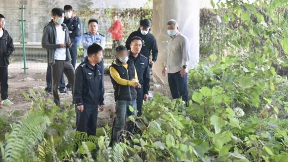 熊男帶警方到埋屍現場搜證。互聯網圖片
