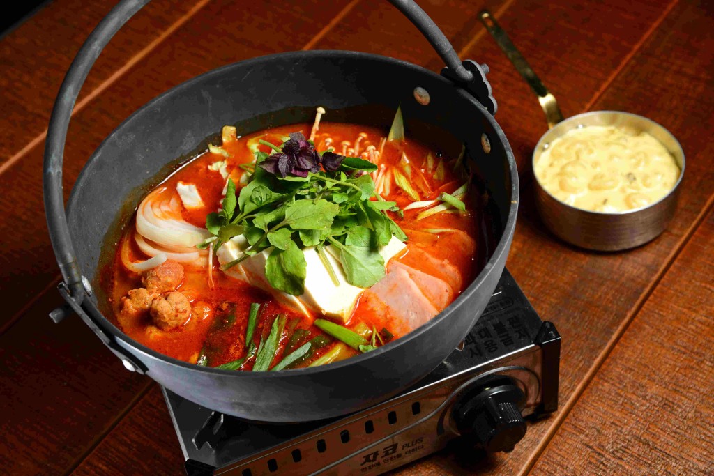 韓國部隊鍋是著名料理。