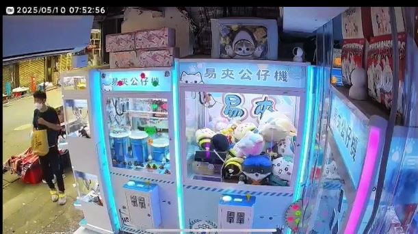 CCTV拍得今日(10日)早上7時52分，左邊一名黑衫男手持紙袋到達店前。店主提供影片