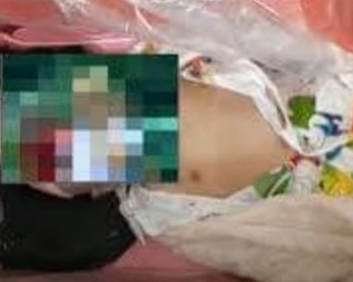 越南女嬰躺在棺材內，被工作人員發現仍有呼吸。網圖