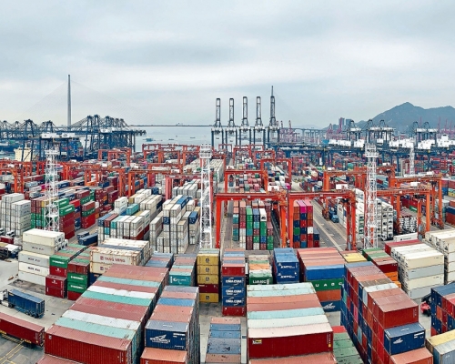 來港運貨的內河船，近日大減兩至三成。