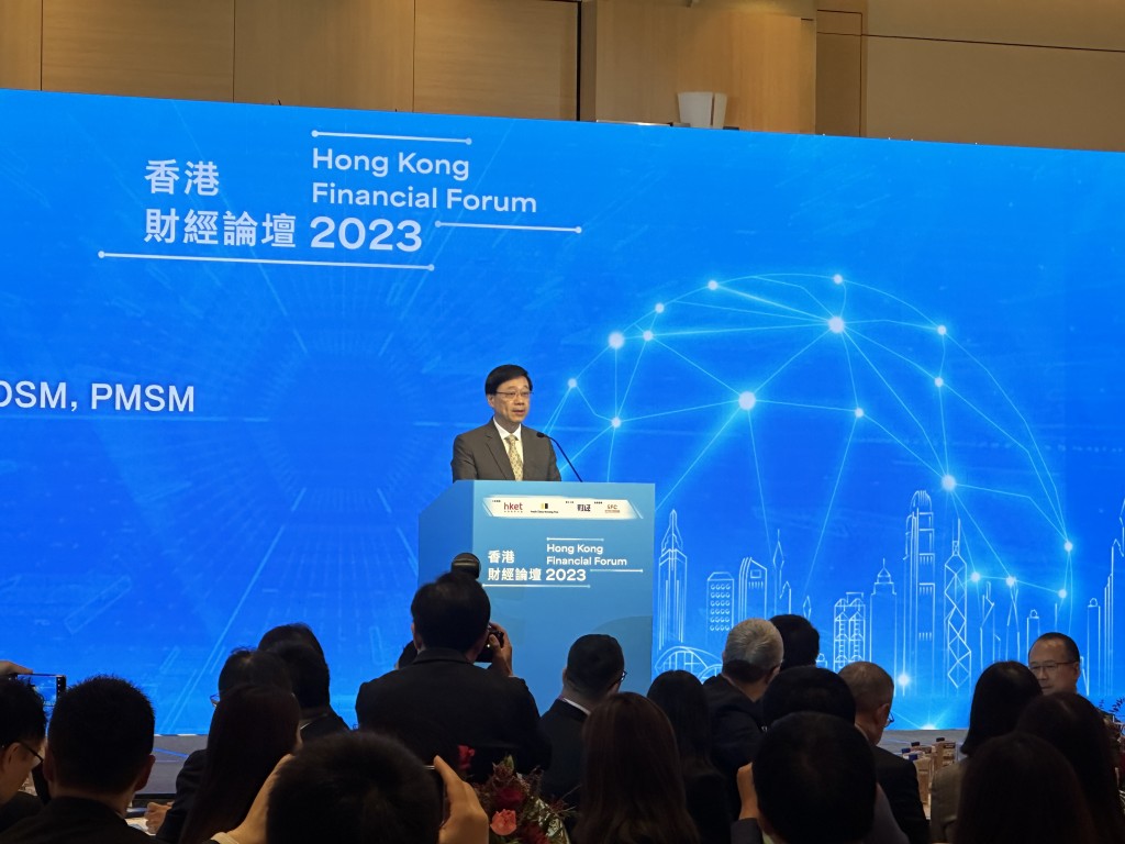 行政長官李家超致辭時強調，香港社會在法治的堅實保護下，為投資者、企業家提供安全及穩定的營商環境，讓他們能在自由開放的社會大展鴻圖。何嘉敏攝
