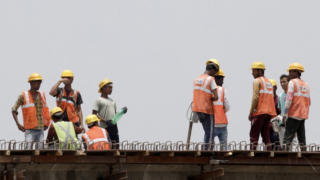 新德里建筑工人在酷热天气下小休。 路透社