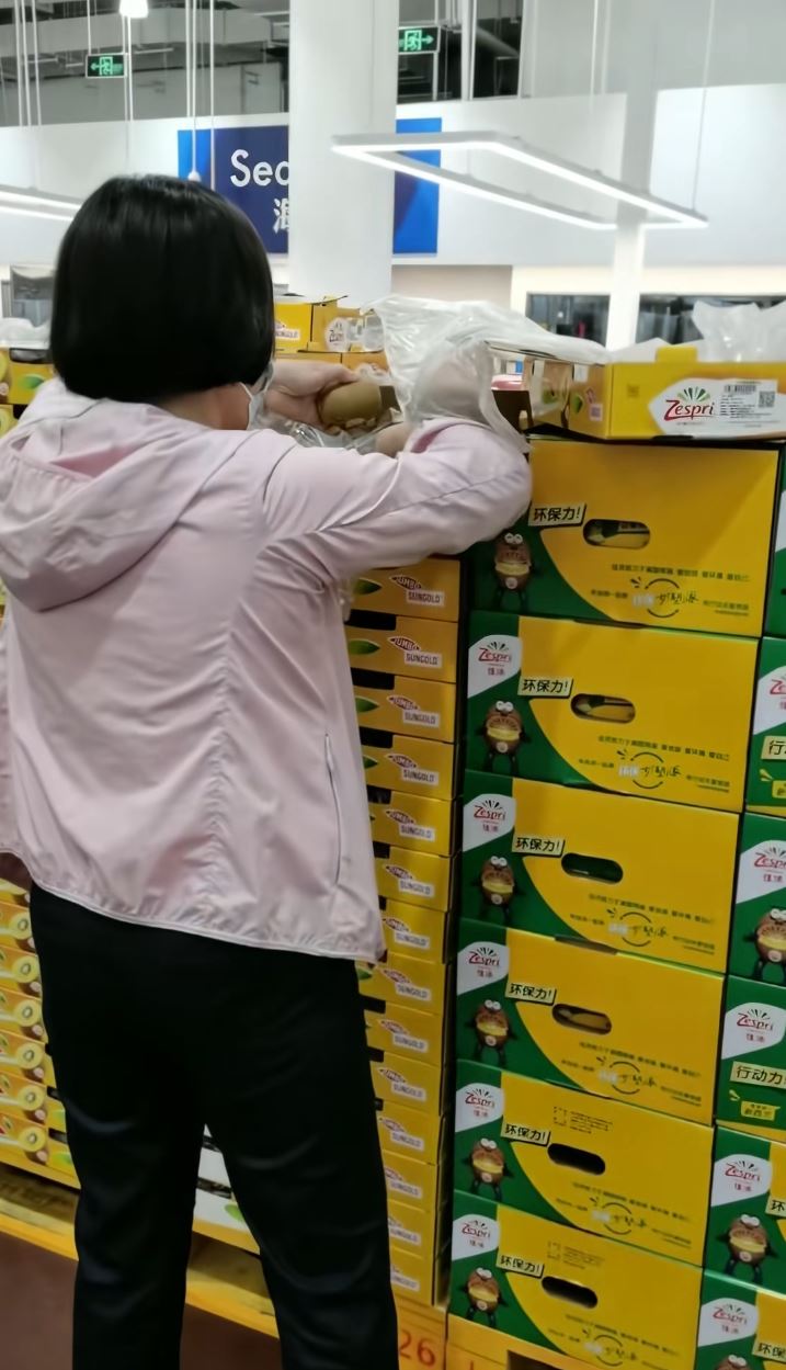 內地網絡不時出現缺德消費者將量販式水果拆開挑選。抖音