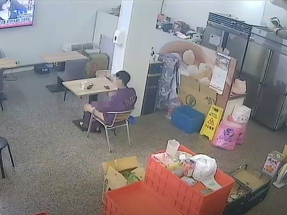 吊带衫女送餐后，20岁男学生即除裤自慰。FB:爱新庄我是新庄人