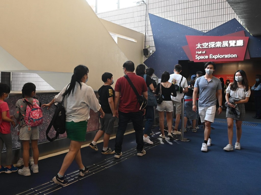不少家長趁長假帶小朋友到太空館參觀。