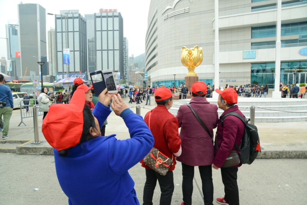 市场既是憧憬社交限制可以在注射人数增加后放宽，同时也是期望中港人流回复，为本地消费行业带来活水。资料图片