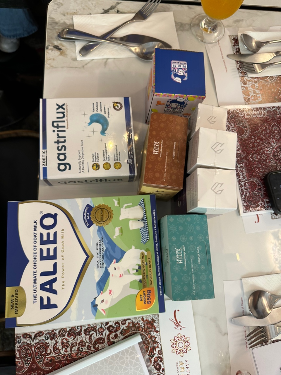 容海恩向傳媒展示多款在香港清真店鋪購買的清真產品。 容海恩向傳媒展示多款在香港清真店鋪購買的清真產品。