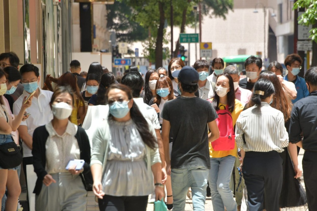 網友稱「經過呢個疫情，香港人都會學到好似日本人咁，有事無事都戴口罩」。資料圖片