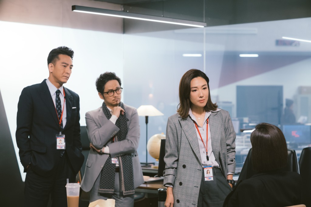 邓智坚在《新闻女王》饰演佘诗曼与马国明的新闻总竖上司“飞爷”。
