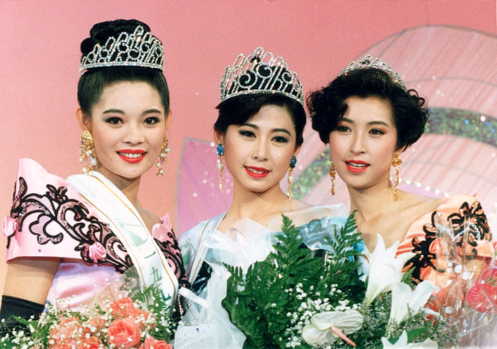郭蔼明（右）1991年参选港姐夺得冠军。