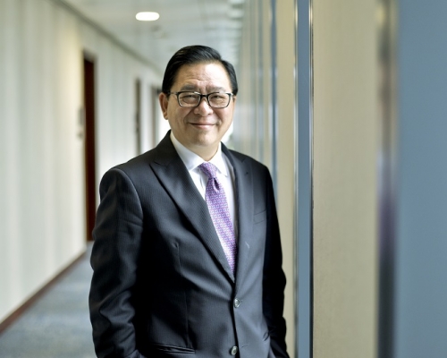 林健鋒建議政府成立特別專責部門處理農地，設立評核機制，規定要同時興建公營房屋，學校和醫院等。郭顯熙攝