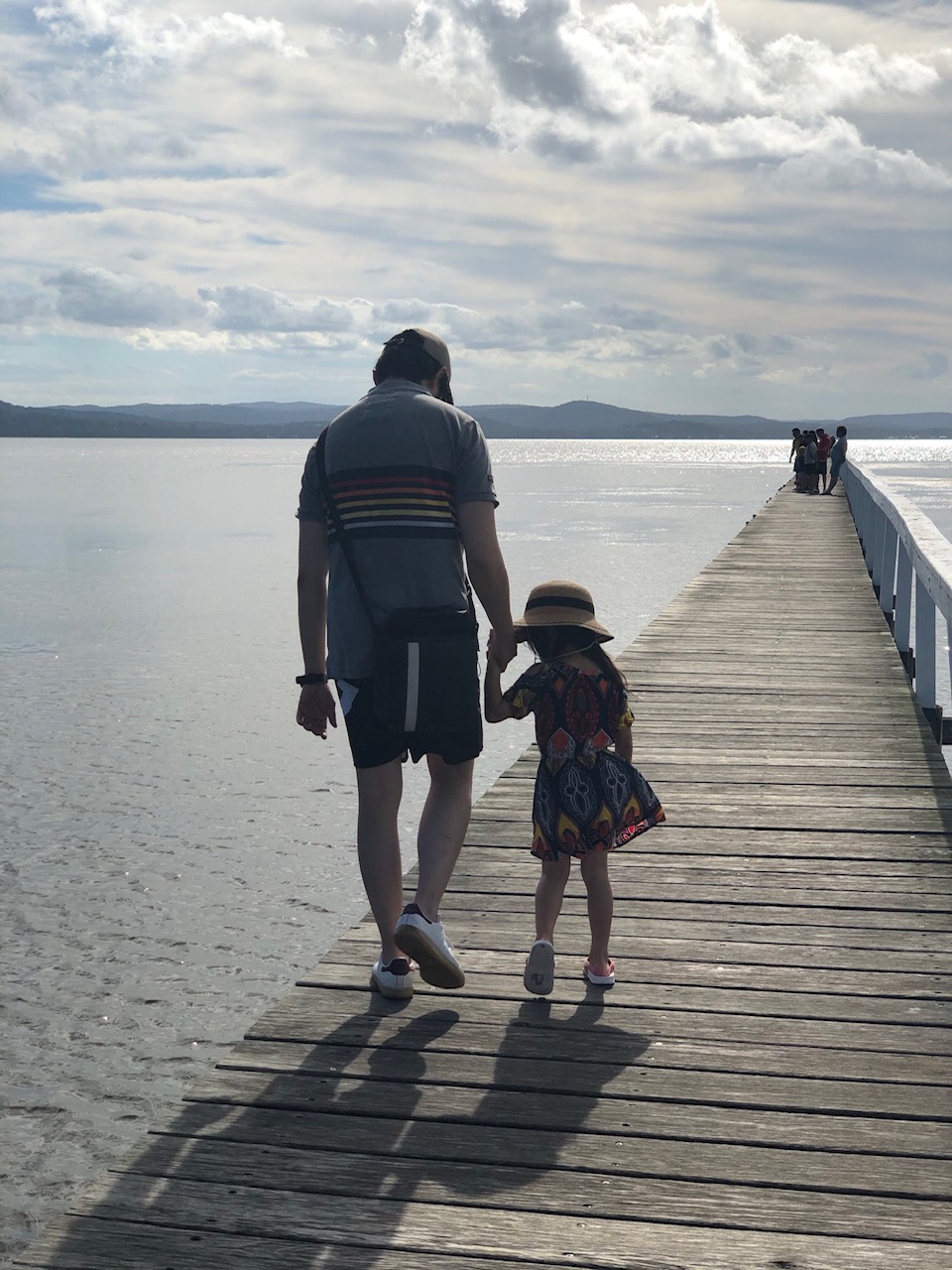 Priscilla表示在香港能夠有父母幫忙照顧子女，但現在只能靠夫婦兩人自己照顧。