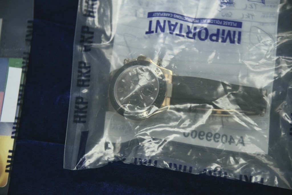 警方在被捕人寓所檢獲的手錶贓物。