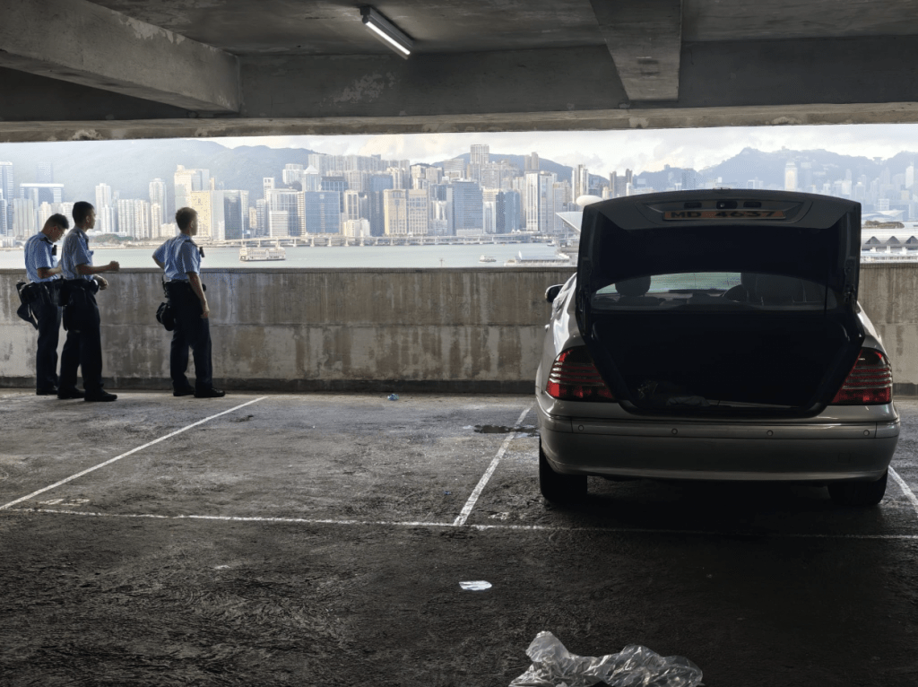 男子在觀塘碼頭廣場多層停車場內燒炭，保安揭發送院惜不治。黎志偉攝黎志偉攝