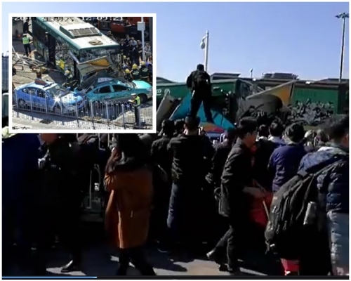 涉事巴士撞上4輛的士。網圖; 片段截圖