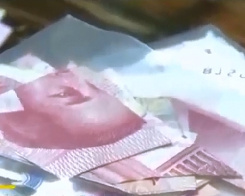 重慶女子發現離世母親遺留的養老金，卻全都是碎鈔。影片截圖