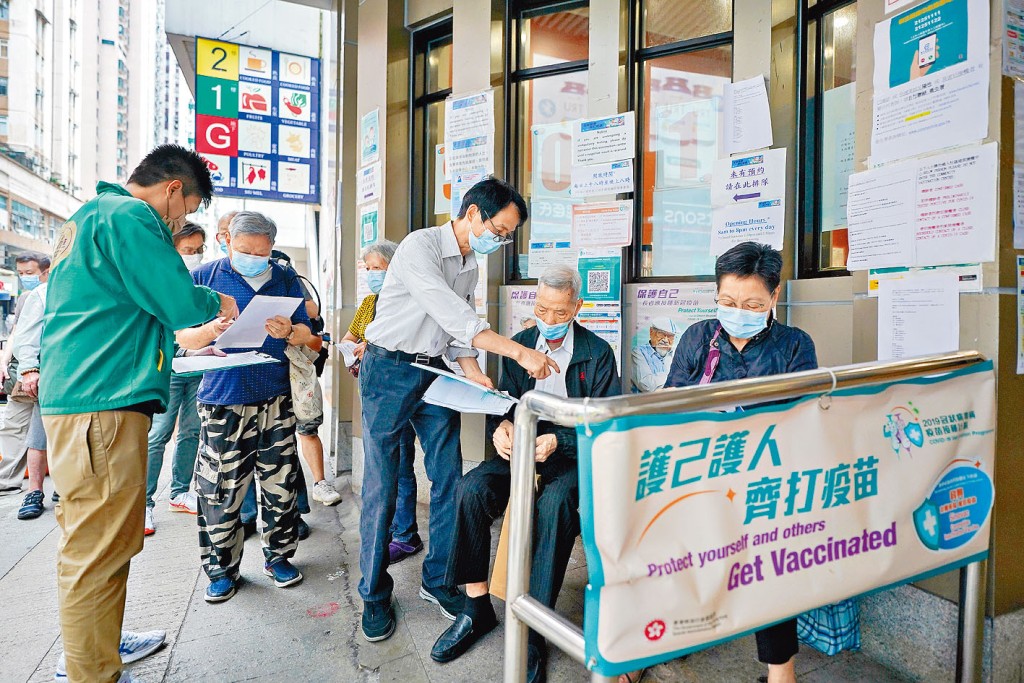 渣華道體育館疫苗接種中心，不乏長者到來打針。