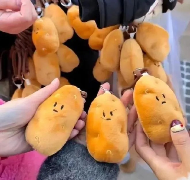 今年大量南方旅客涌向哈尔滨游玩，令「小土豆」成为话题及热卖商品。网络图片