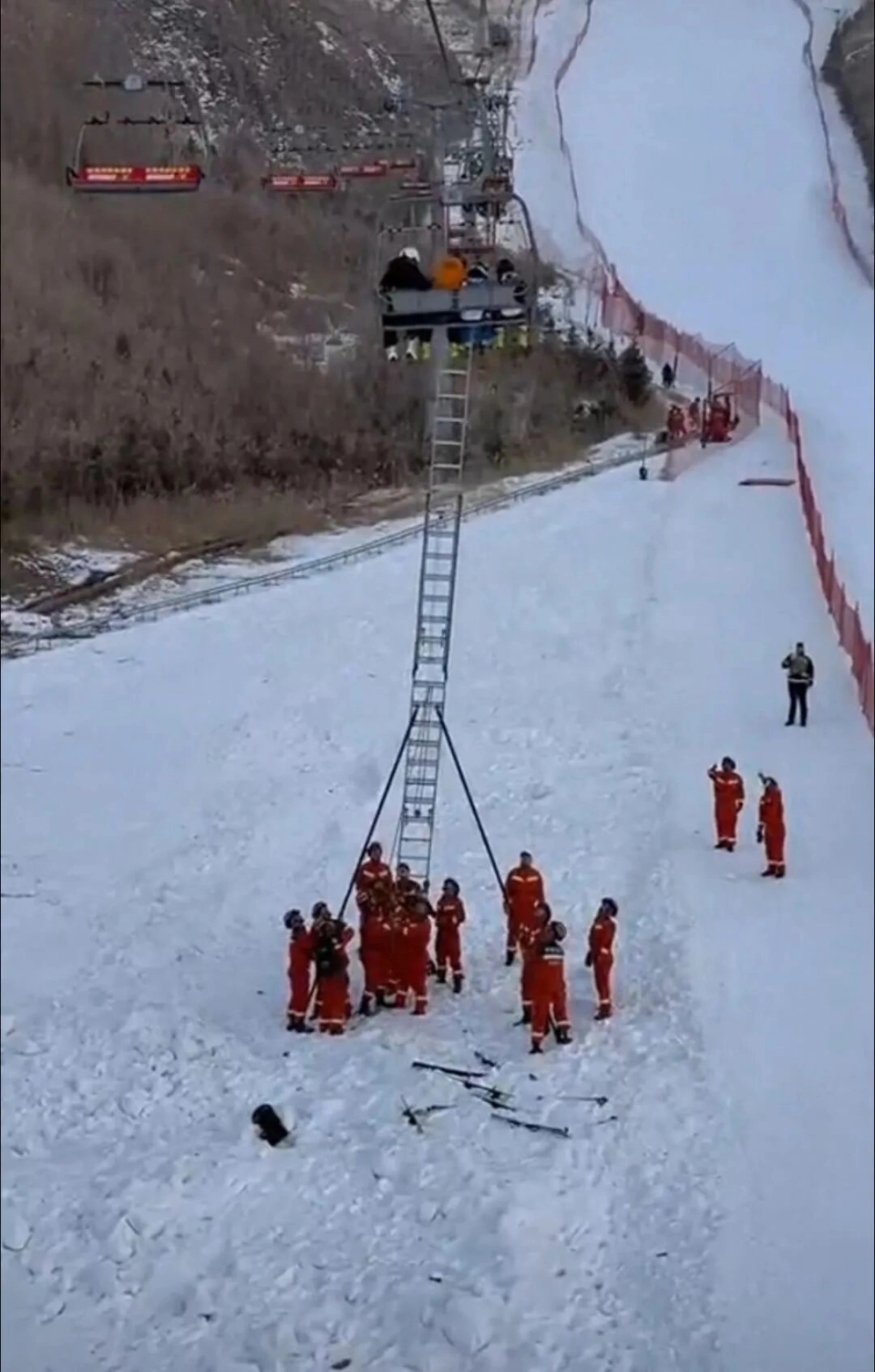 蘭州纜車停電，過百遊客被困，救援人員正在施救。