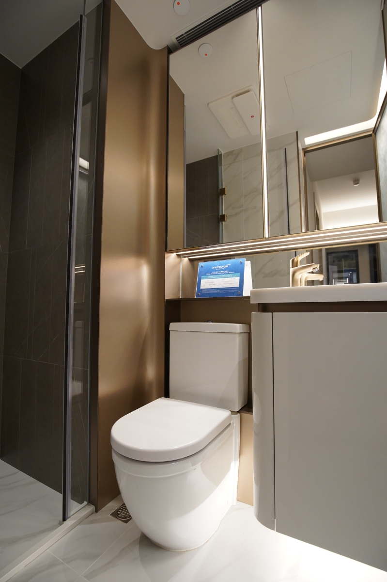 浴室設鏡櫃，方便整理儀容，亦可延伸空間感。