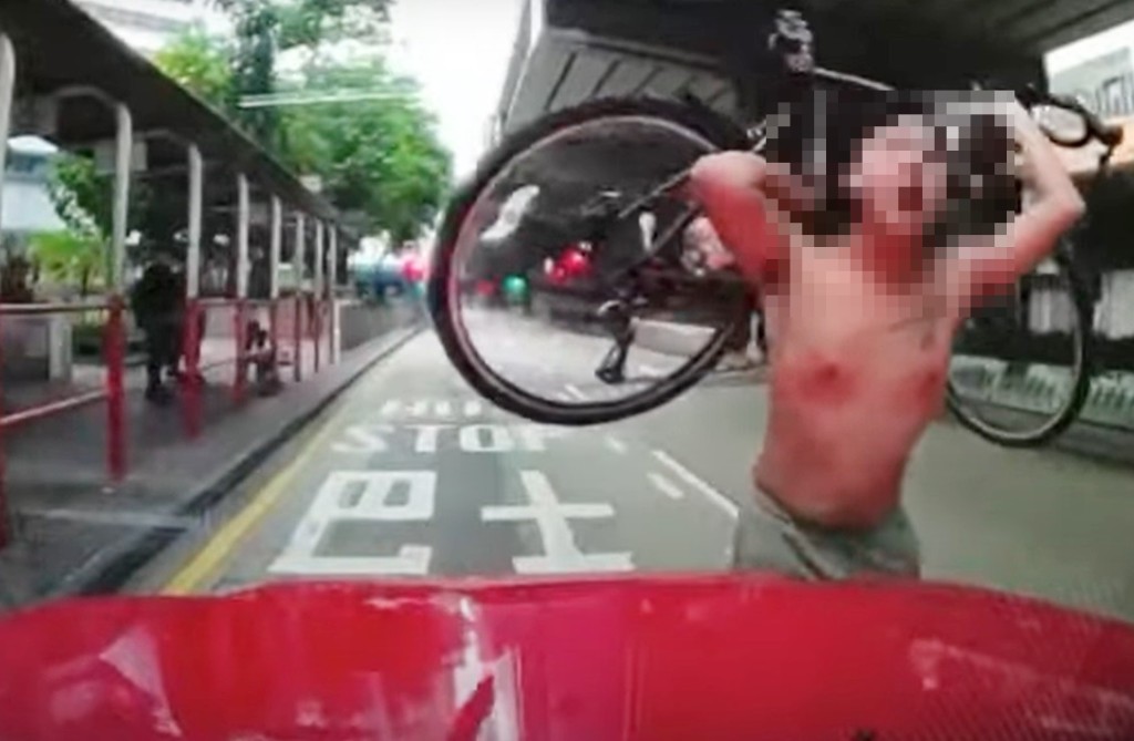 一名駕單車男子與的士司機發生爭執並舉起單車作勢要砸向擋風玻璃。網上片段截圖