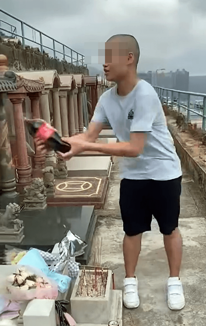 涉事男子用可乐淋墓碑。
