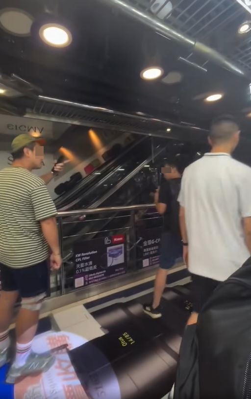 黑衫情侶最後離開。fb「香港突發事故報料區及討論區」影片截圖