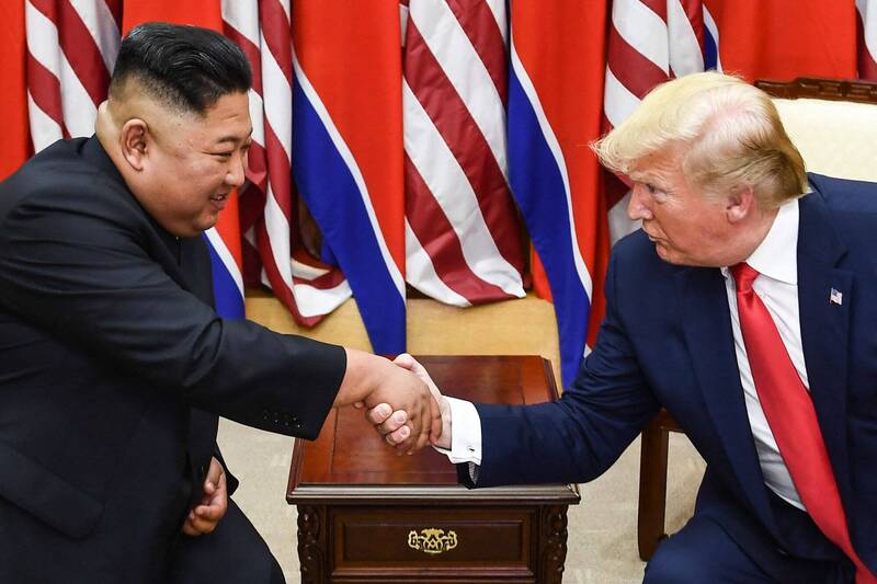 特朗普再次称赞金正恩,说2人关系有助于降低紧张。法新社 特朗普再次称赞金正恩,说2人关系有助于降低紧张。法新社